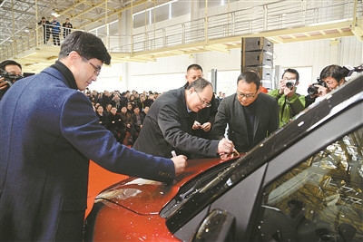 【宁波日报】首台甬产知豆在宁波南部滨海新区下线,政企合力共建绿色智造先行区 3.jpg